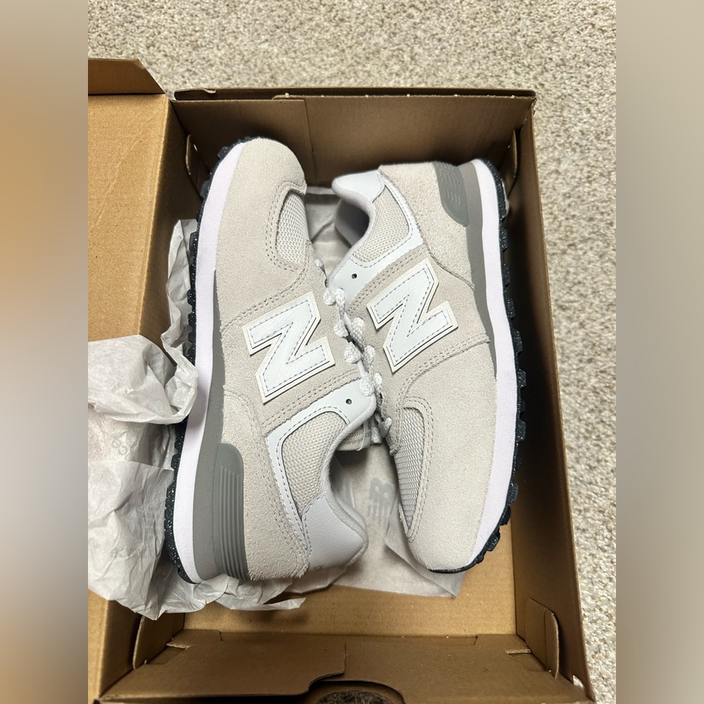 New Balance 574 Kids' Grey & White Sneakers SZ 2 new in box